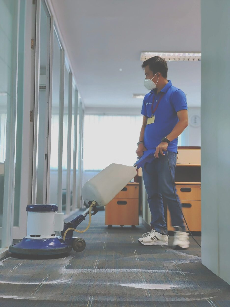 Petugas PTCRM memoles lantai dengan mesin polisher